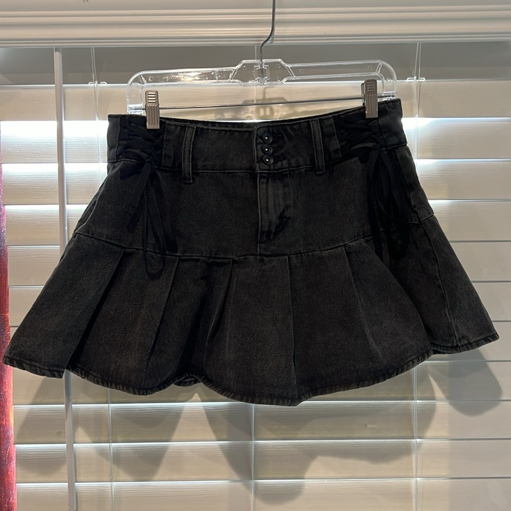 Hot Topic Social Collision Black Lace-Up Pleated Denim Skirt, Sz Medium.